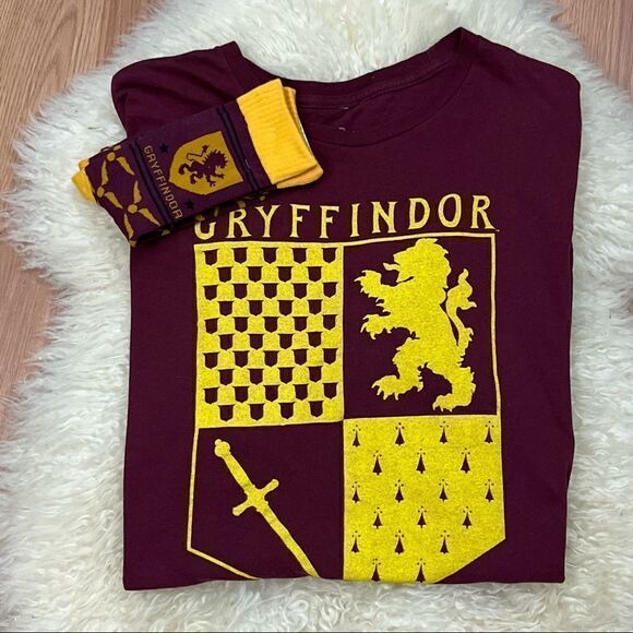 Harry Potter Gryffindor Spirit Starter Pack T-shirt and Socks - Picture 1 of 4
